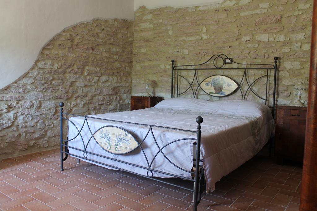 B&B Il Poggetto Serra SantʼAbbondio Oda fotoğraf